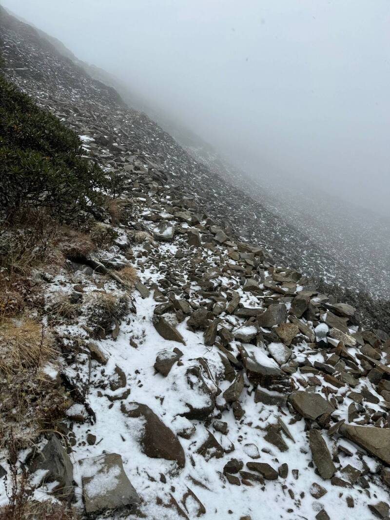 山友向雪霸國家公園管理處回報，雪山圈谷、369營地今天上午都飄下初雪。（雪霸國家公園管理處提供）