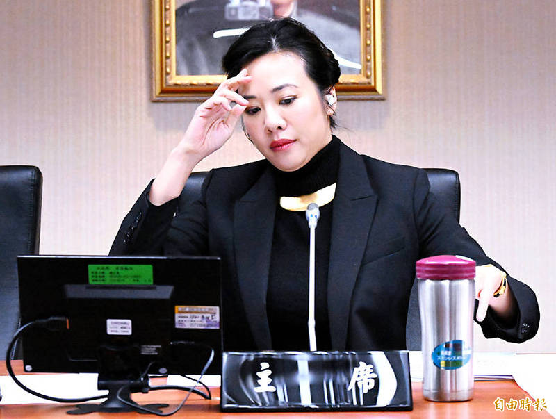 
Taiwan People’s Party Legislator and vice presidential candidate Cynthia Wu hosts a meeting at the Legislative Yuan in Taipei on Monday.
Photo: Chu Pei-hsiung, Taipei Times
