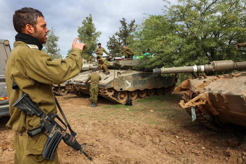 美國政府官員評估，以色列的地面行動強度將持續至明年1月，隨後便會採取低強度、加薩本地化的策略來針對哈瑪斯武裝份子及高層。圖為以軍士兵。（法新社）
