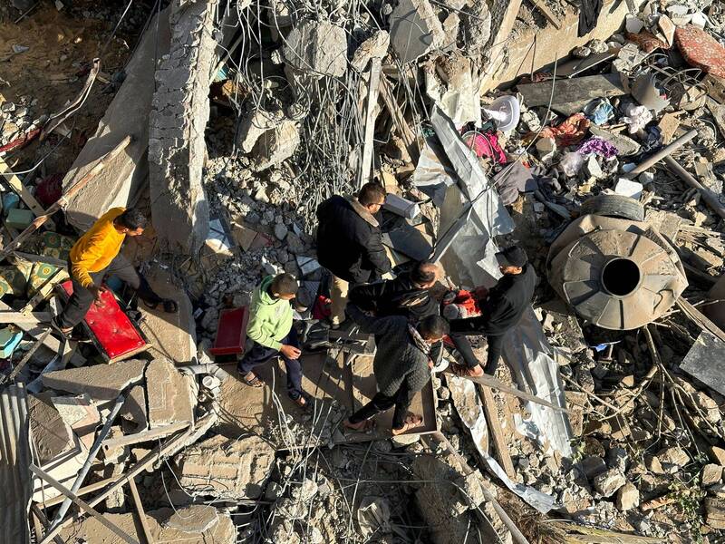 世界衛生組織駐加薩代表皮佩爾柯恩表示，由於以軍加強對汗尤尼斯、拉法市2個城市轟炸，「加薩局勢每小時都在惡化」。（路透）