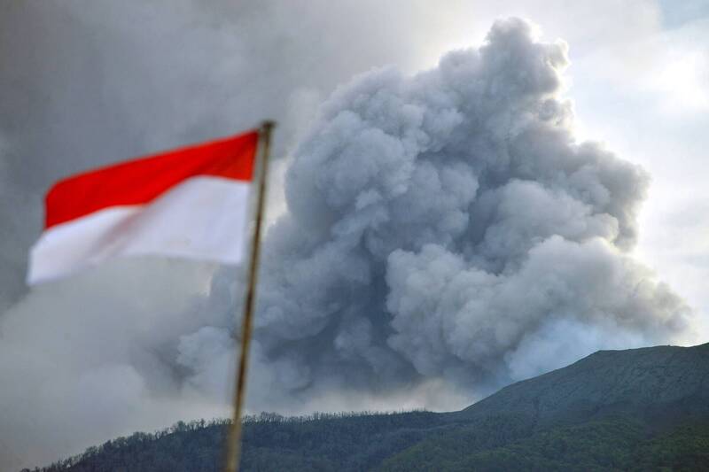 印尼西蘇門答臘省梅拉比火山（Marapi）3日大規模噴發，造成許多登山客逃生不及，不幸當場喪生。（路透）