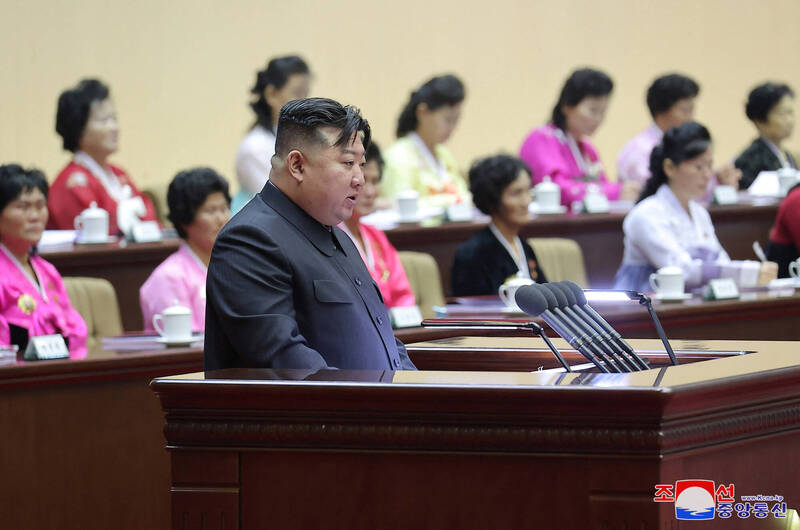 北韩领导人金正恩週日出席在平壤举行的第五届全国母亲会议。（路透）(photo:LTN)