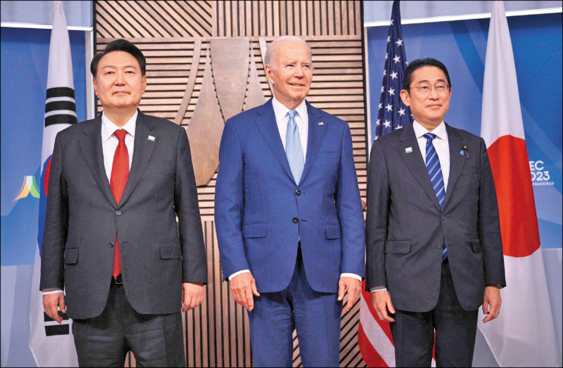 美国在东北亚正处于具历史性意义的强势地位，与传统盟友日本和南韩的关系持续强化。图为南韩总统尹钖悦（左起）、美国总统拜登和日本首相岸田文雄上月16日在旧金山亚太经合会（APEC）领袖峰会场边举行三方会谈。（法新社档案照）(photo:LTN)