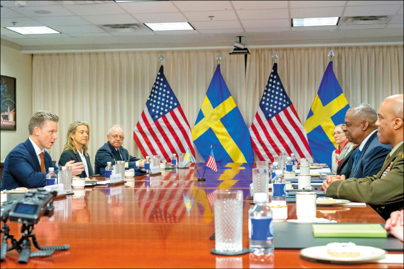 瑞典国防部长强生5日在五角大厦与美国国防部长奥斯汀签署国防合作协议。（美联社）(photo:LTN)