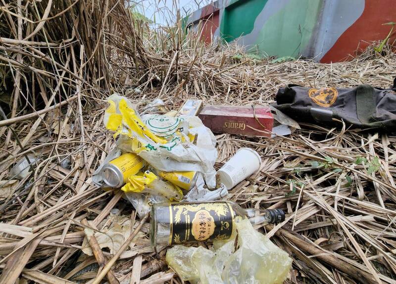 東海岸加路蘭雷達站圍牆外，隨處可見亂棄的酒瓶等垃圾。（民眾提供）
<b>☆飲酒過量  有害健康  禁止酒駕☆</b> 
