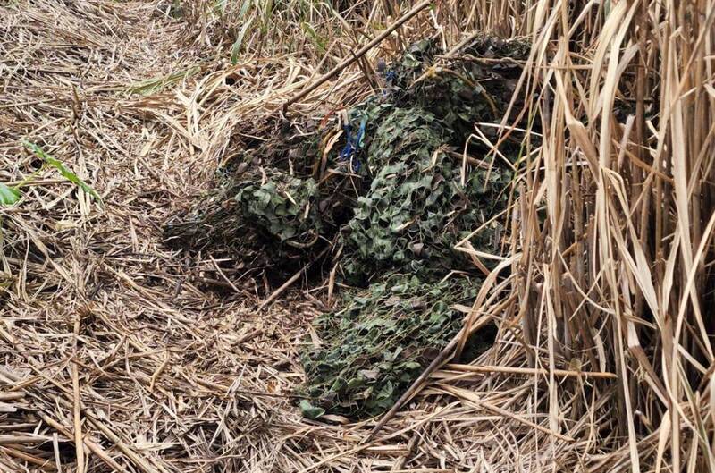 东海岸加路兰雷达站墙外草丛内竟然可见被弃置的战备用伪装网。（民众提供）(photo:LTN)