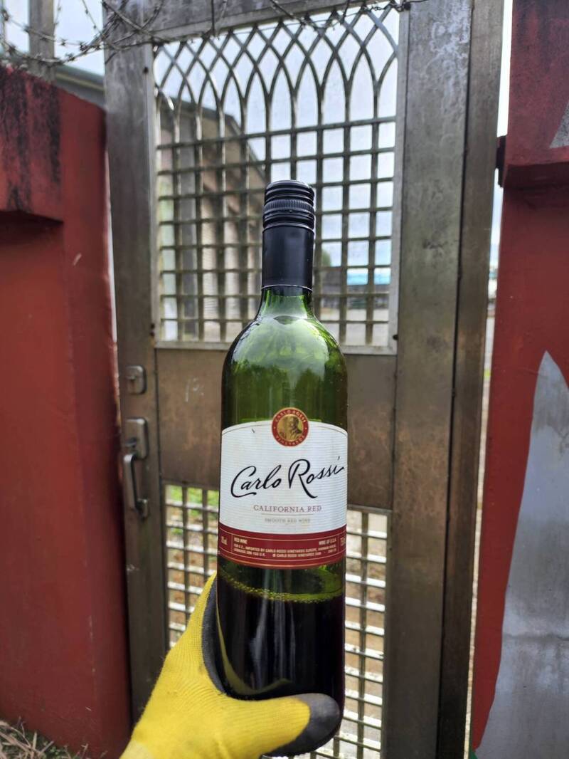 东海岸加路兰雷达站营区门外还有喝剩半瓶的红酒弃置在地。（民众提供）(photo:LTN)