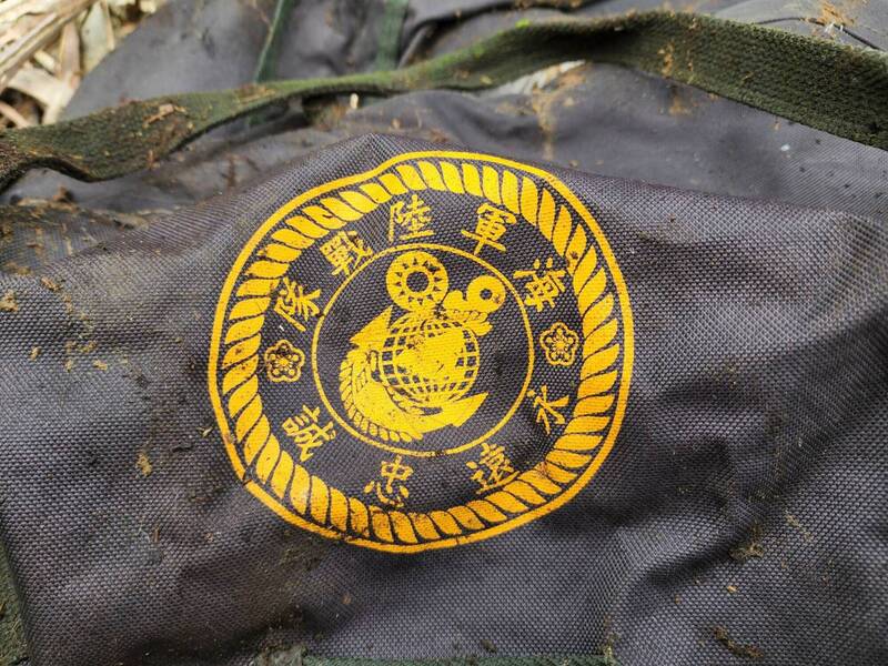 陆战队「忠诚袋」被弃置在东海岸加路兰雷达站营外，陆战队队徽清晰可见。（民众提供）(photo:LTN)
