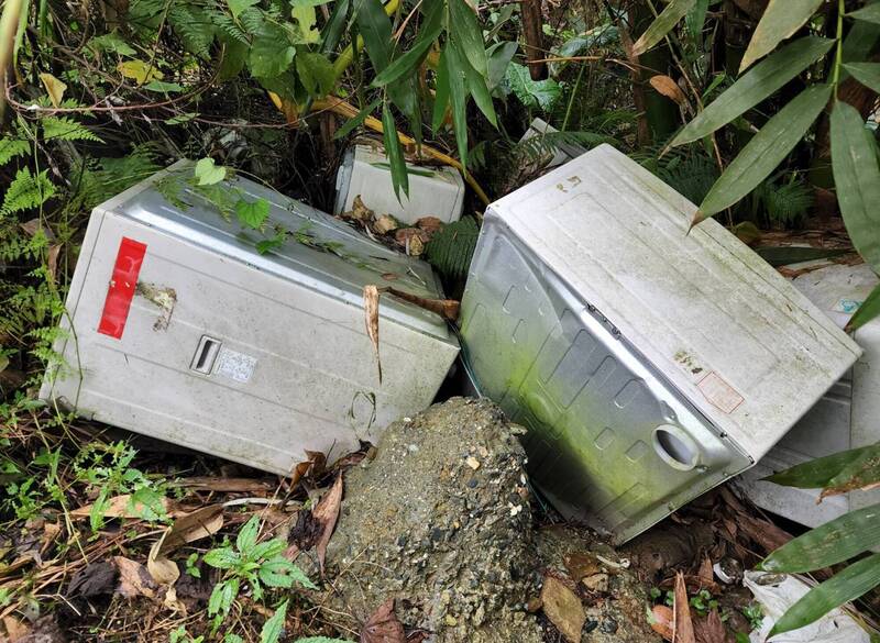 东海岸加路兰雷达站外被弃置成堆的洗衣机、脱水机等电器用品。（民众提供）(photo:LTN)