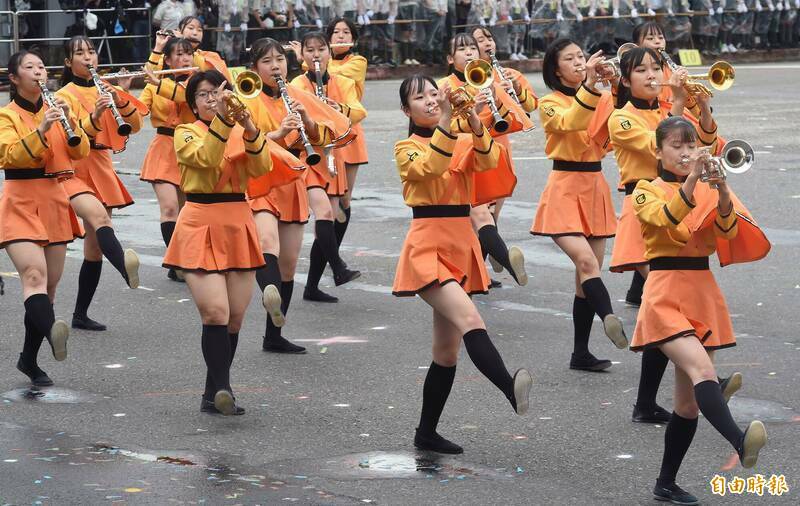 「橘色惡魔」日本京都橘高校吹奏樂部今年來台首演，12月10日將在高雄熱血登場，圖為去年參加國慶演出畫面。（資料照）