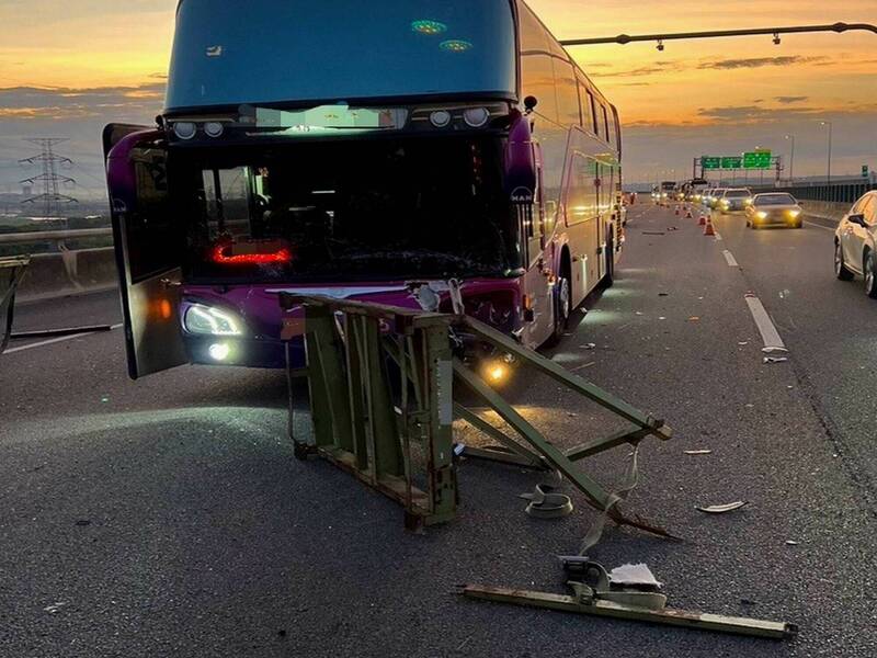 今天清晨國3彰化路段掉落大型鐵架，包括遊覽車等3輛車煞車不及直接撞上，均造成車身受損。 （國道七隊提供）