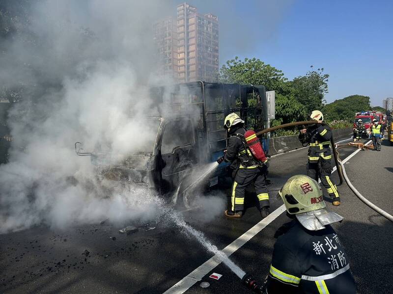 消防人員趕抵現場射水灌救。（記者陸運鋒翻攝）