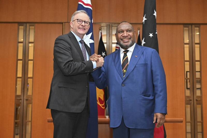 巴紐總理馬拉普（右）7日與澳洲總理艾班尼斯（左），正式簽署兩國雙邊安全協議。（美聯社）