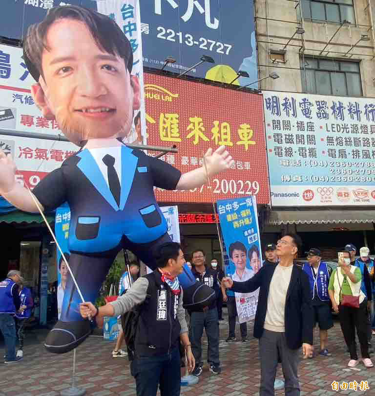 國民黨副總統參選人趙少康（右），看著立委參選人羅廷瑋的巨型拜票娃娃。（記者黃旭磊攝）
