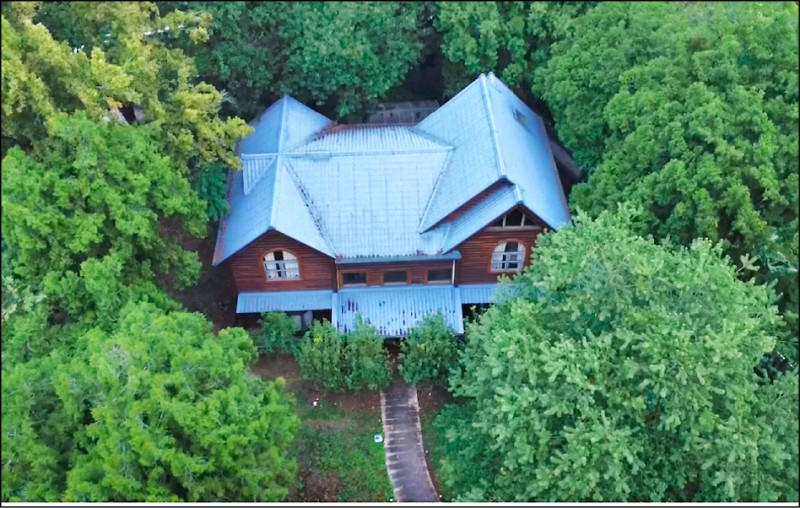 國民黨籍立委馬文君居住在埔里鎮的歐式莊園，園中的兩層樓式木屋是違建。（民眾提供）