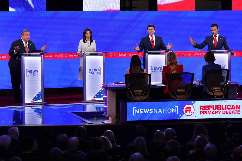 美國共和黨美東時間6日晚間舉行黨內提名總統參選人辯論。左起為克里斯蒂、海莉、迪尚特和拉馬斯瓦米。（路透）