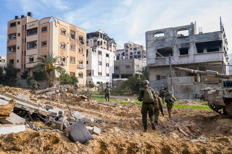以色列國防軍7日將作戰焦點放在加薩走廊南部最大城市甘尤尼斯市中心，聲稱包圍哈瑪斯領袖辛瓦位於當地的住所。（法新社）