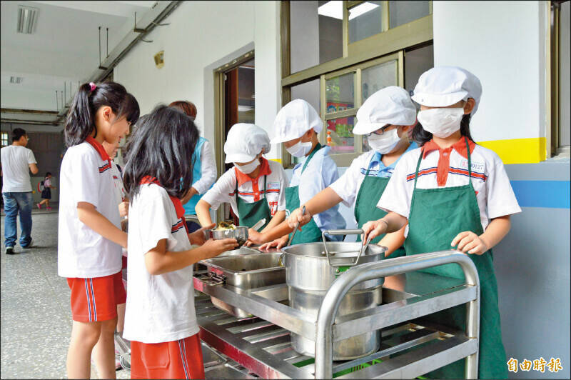 校園禁用液蛋近3個月，桃市府宣布即起「有條件」開放，圖為學生營養午餐打餐情形。（資料照）