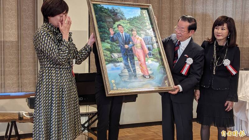 台灣藝術家邱貴（右）透過駐日代表謝長廷（中）將畫作贈送給安倍昭惠夫人（左）。（記者林翠儀攝）