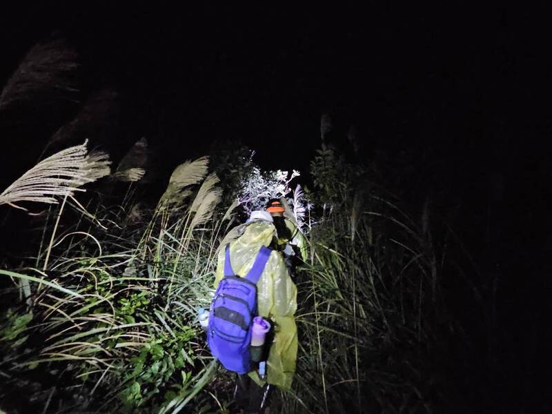 2名登山客結伴爬新北市瑞芳區劍龍陵，爬了5個多小時，找不到登山入口。新北市消防局獲報出動15名警消與義消入山搜尋，順利於1小時找到2名登山客，成功將2人引導到登山入口，平安救出2人。 （記者林嘉東翻攝）