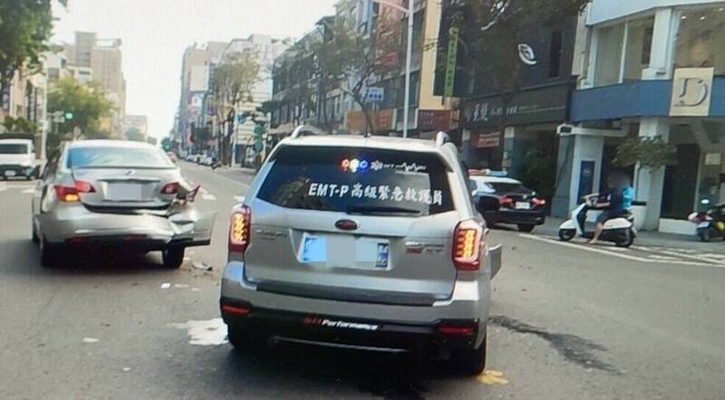 今天上午9點多，擁有「高級緊急救護員」證照的46歲李姓男子，疑似未注意前車已在路口待轉，竟追尾衝撞。（讀者提供）