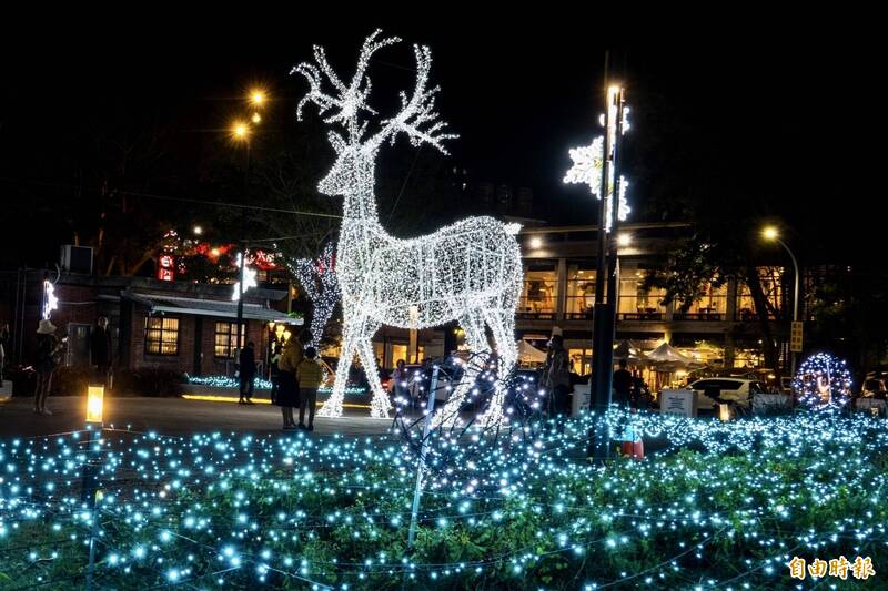 高8公尺的「耶誕大麋鹿」超吸睛，吸引眾多民眾駐足拍照打卡。（記者陳賢義攝）