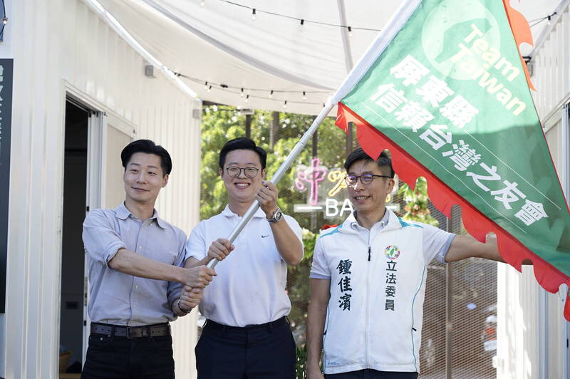 鍾佳濱(右)青年總部誓師大會,林昶佐(左)力挺並授旗。(圖由鍾佳濱服務處提供) 鍾佳濱(右)青年總部誓師大會,林昶佐(左)力挺並授旗。(圖由鍾佳濱服務處提供)