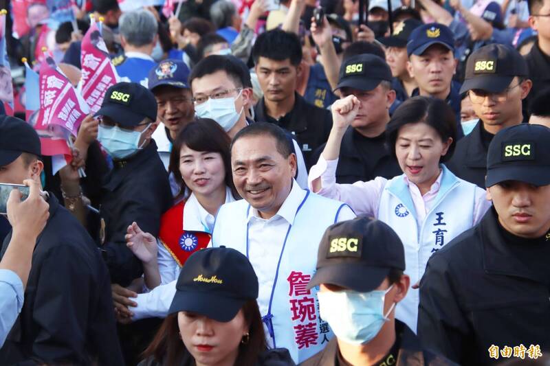侯友宜回到故鄉嘉義縣,許多鄉親熱情支持。(記者林宜樟攝) 侯友宜回到故鄉嘉義縣,許多鄉親熱情支持。(記者林宜樟攝)