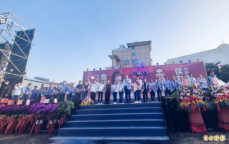 侯友宜回到故鄉嘉義,嘉義市長黃敏惠及嘉義縣多位鄉鎮市民代、地方人士到場支持。(記者林宜樟攝) 侯友宜回到故鄉嘉義,嘉義市長黃敏惠及嘉義縣多位鄉鎮市民代、地方人士到場支持。(記者林宜樟攝)
