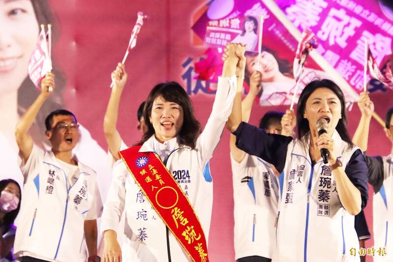 詹琬蓁(左)與妹妹前嘉義縣議員詹家甄(右)一同高呼凍蒜。(記者林宜樟攝) 詹琬蓁(左)與妹妹前嘉義縣議員詹家甄(右)一同高呼凍蒜。(記者林宜樟攝)