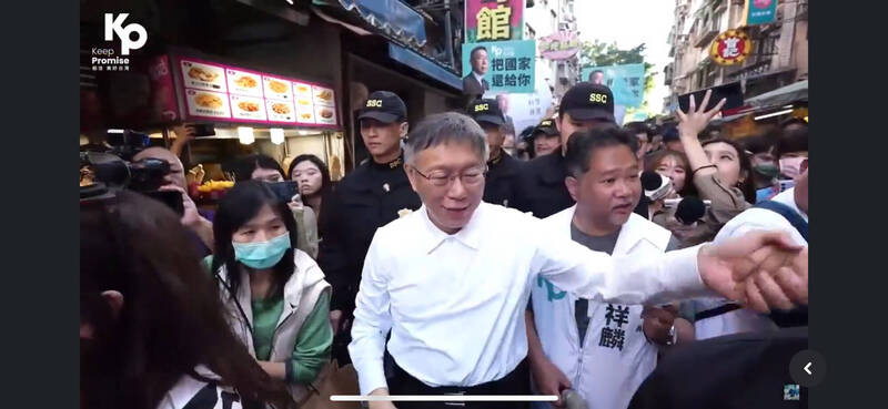 民眾黨總統參選人柯文哲今日下午前往淡水掃街。（圖擷取自柯文哲臉書）