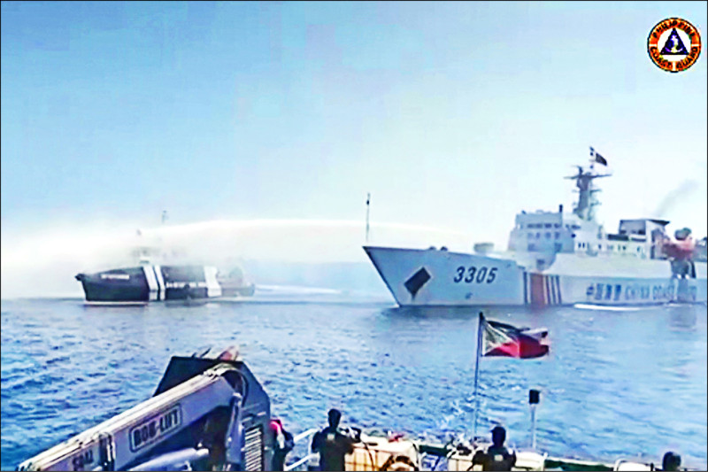 从菲律宾海岸防卫队公布的影像中可见，中国海警船（右）朝菲国公务船（左）喷射高压水柱，阻碍菲方配发物资勤务。（法新社）(photo:LTN)