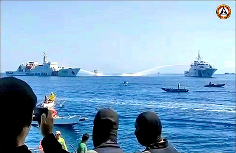 从菲律宾海岸防卫队公布的影像中可见，中国海警船朝菲国公务船喷射高压水柱，阻碍菲方配发物资勤务。（法新社）(photo:LTN)