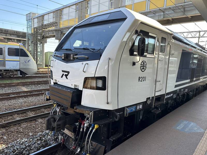 台鐵新火車頭R200型預計明年2月上線，取代現役R系柴電機車，擔任貨列、軍運及救援任務。（圖由台鐵提供）