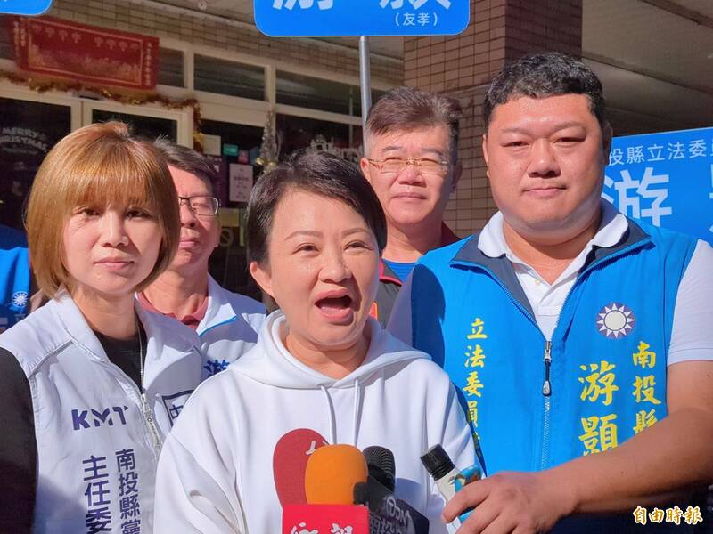 台中市長盧秀燕（中）到南投陪國民黨立委參選人游顥（右）掃街，抨擊民進黨卡台中捷運5年，還說捷運要延伸南投，根本是騙選票。（記者劉濱銓攝）