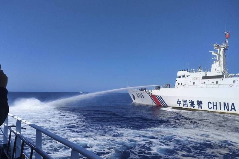 中国国海警船（右）12月9日在黄岩岛水域，朝菲国公务船（左）喷射高压水柱，阻碍菲方配发物资勤务。（美联社）(photo:LTN)