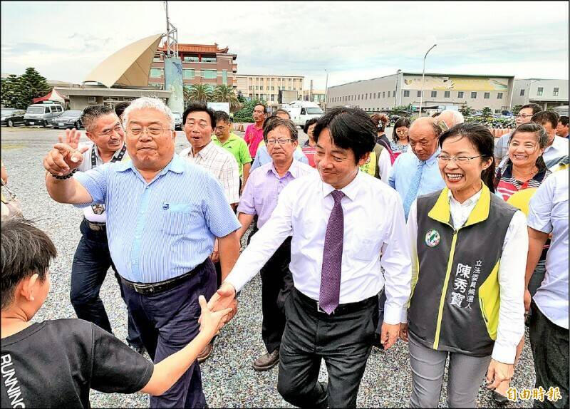 民進黨總統參選人賴清德在2019年曾經參訪玻璃廟，由主委林肇睢全程陪同。（資料照）（記者劉曉欣攝）