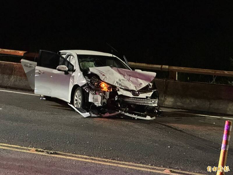 18歲蔡姓駕駛過彎打滑，撞上對向貨車，車頭嚴重變形，氣囊全爆開。（記者吳昇儒攝）