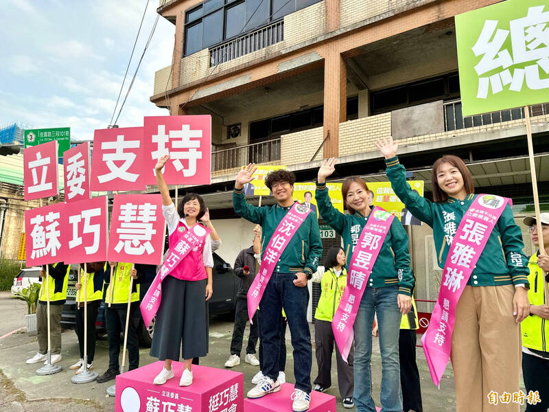 蘇巧慧（左起）、沈伯洋、郭昱晴及張雅琳在路口站台拜票。（記者董冠怡攝）