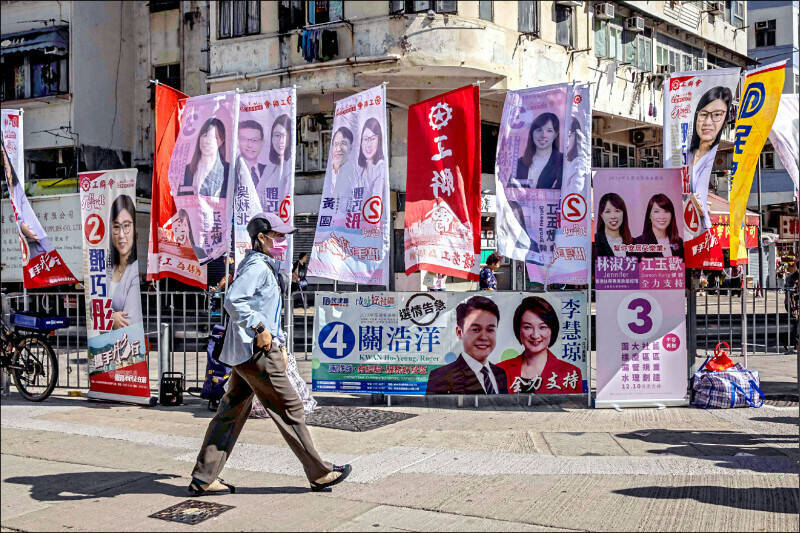 香港選舉管理委員會11日表示，這次區議會選舉最終投票率僅27.54%，創1997年香港主權移交中國後所舉辦的區議會選舉最低紀錄。（法新社）