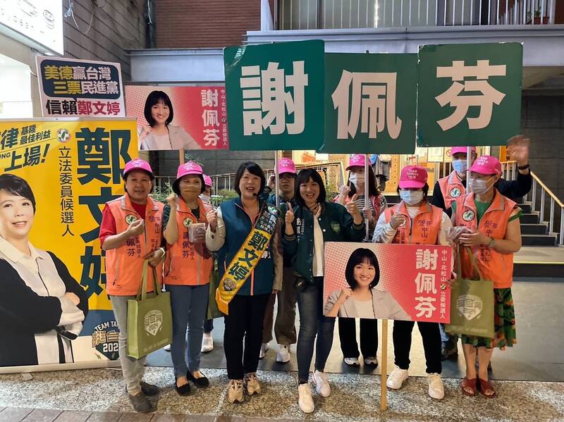 謝佩芬與鄭文婷在行天宮公車站拜票。（謝佩芬競選辦公室提供）