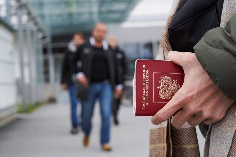 俄羅斯新法令生效，被限制出境的俄國公民必須在5天內交出護照。俄羅斯護照示意圖。（路透）