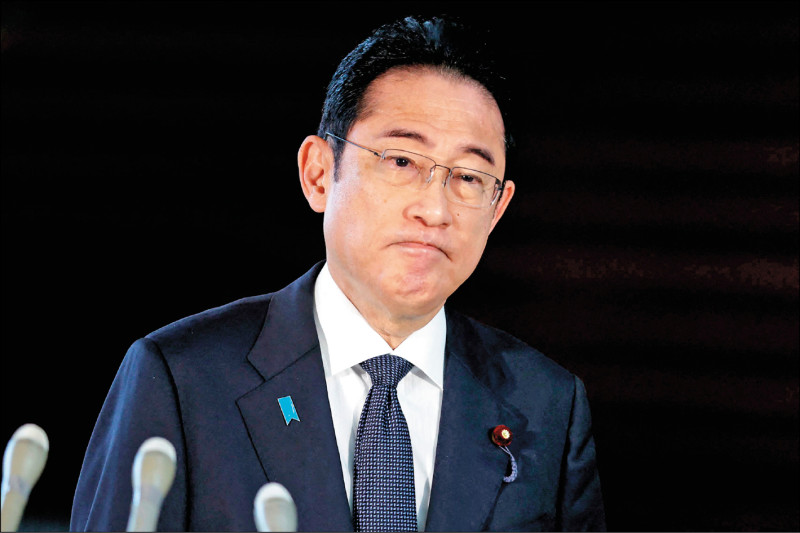 日本自民黨最大派閥「安倍派」的政治資金集體申報不實疑雲愈演愈烈，據稱首相岸田文雄有意清洗內閣以避免風暴擴大，所有安倍派的正副大臣和大臣政務官等政務三役，約十五人恐全遭撤換。（法新社）