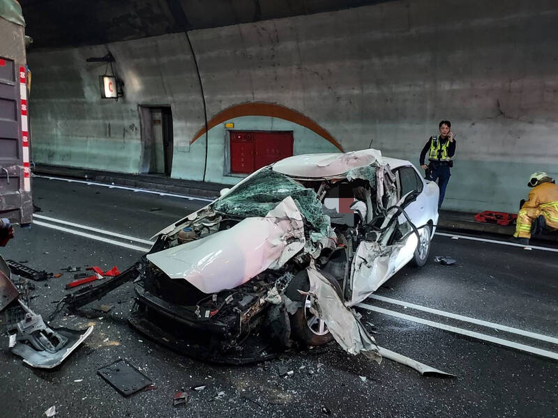 国道五号雪山隧道12日清晨4点发生车祸，白车车头全毁。（记者蔡昀容翻摄）(photo:LTN)