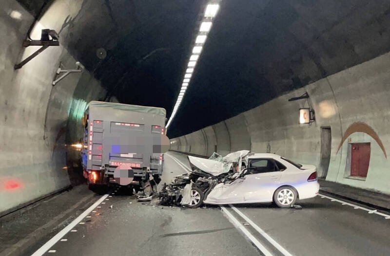 国道五号雪山隧道12日凌晨，白车撞击故障小货车，车头全毁。（记者蔡昀容翻摄）(photo:LTN)