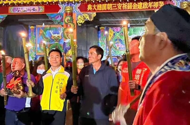 南投縣竹山鎮長陳東睦(左2)與民眾一起拿火把參與「做醮尾」祈福活動情形。(圖由竹山鎮公所提供) 南投縣竹山鎮長陳東睦(左2)與民眾一起拿火把參與「做醮尾」祈福活動情形。(圖由竹山鎮公所提供)