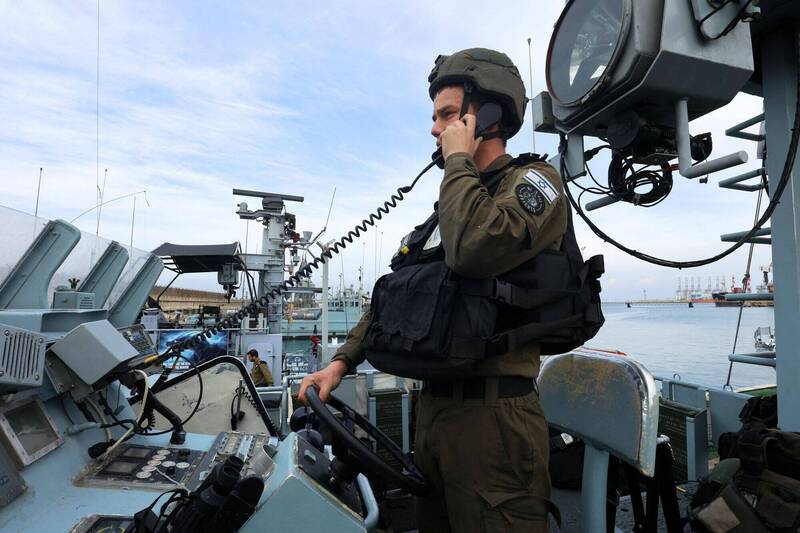 以色列两大港之一的阿什杜德指控，叶门「青年运动」危及全球航运与以国海上贸易。图为以国海军士兵7日在阿什杜德的海军基地，准备驾船前往加萨附近的地中海水域。（法新社）(photo:LTN)