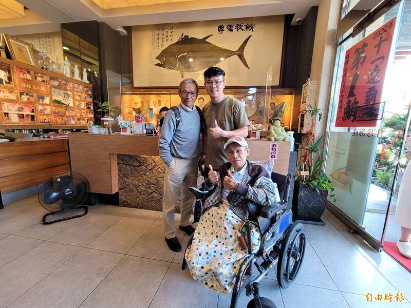 蕭受明和吳念真合影。（記者陳彥廷攝）