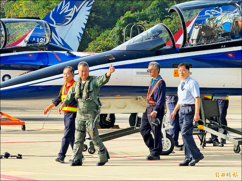 漢翔公司昨交付4架勇鷹高教機，由董事長胡開宏（左2）親自領軍，飛往台東志航基地交機。（記者歐素美攝）