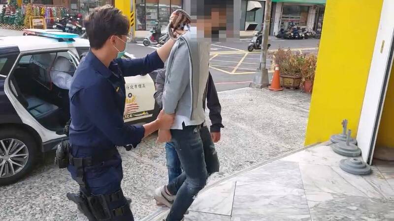 警方巡邏查獲陳男，阻詐200萬元，起出13張偽造投顧公司工作證。（讀者提供）